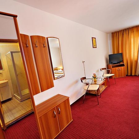 Motel Confort Floreşti エクステリア 写真