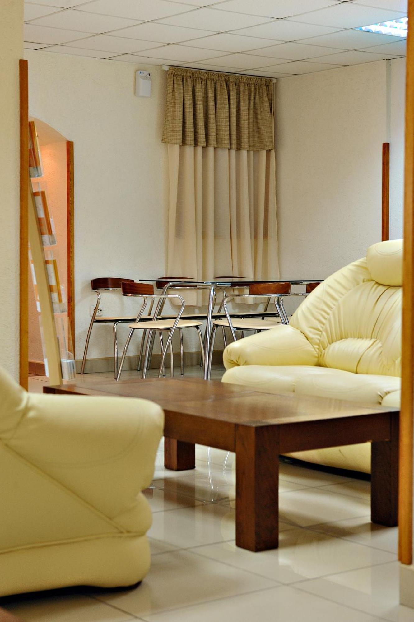 Motel Confort Floreşti エクステリア 写真