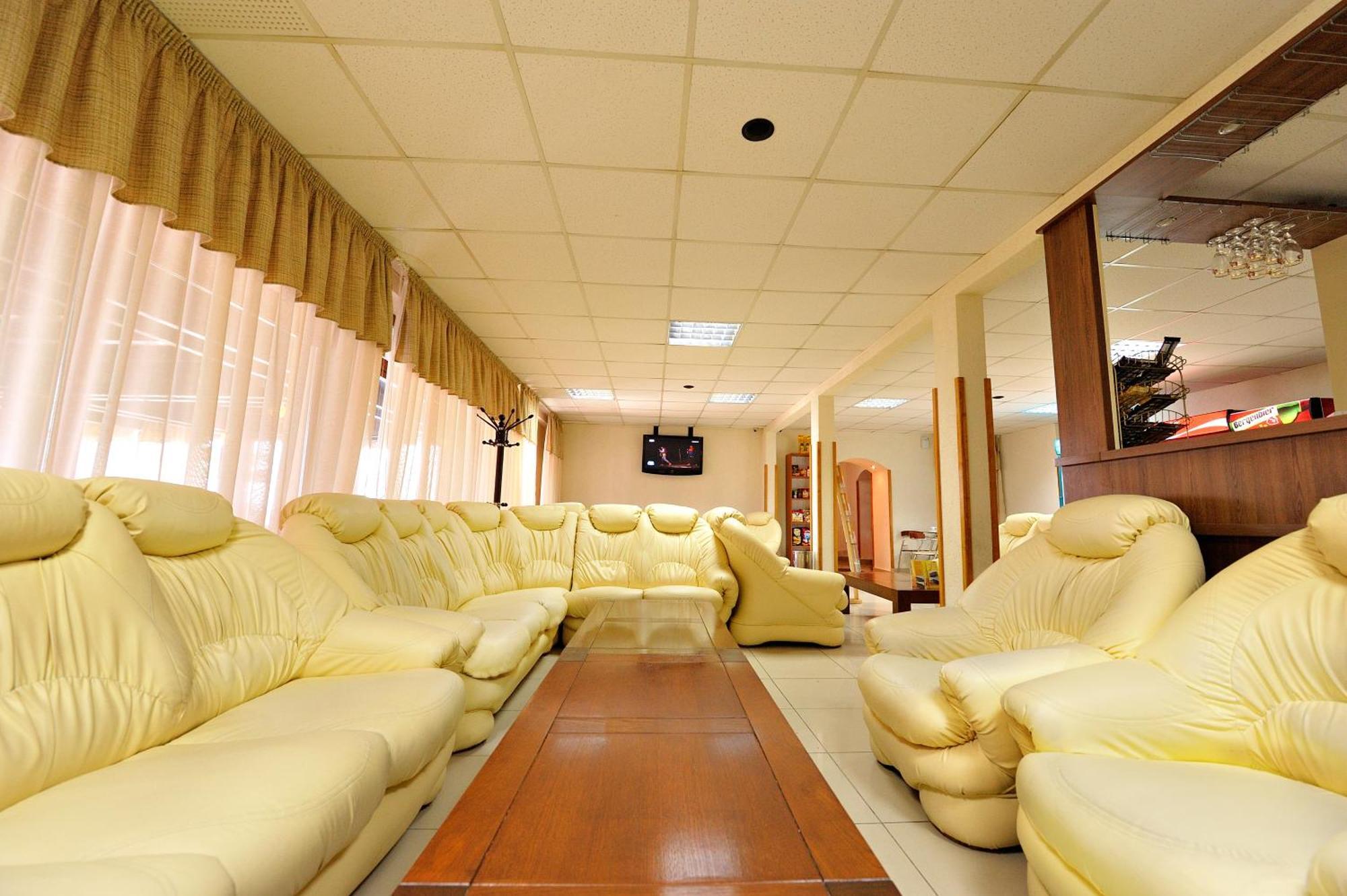 Motel Confort Floreşti エクステリア 写真